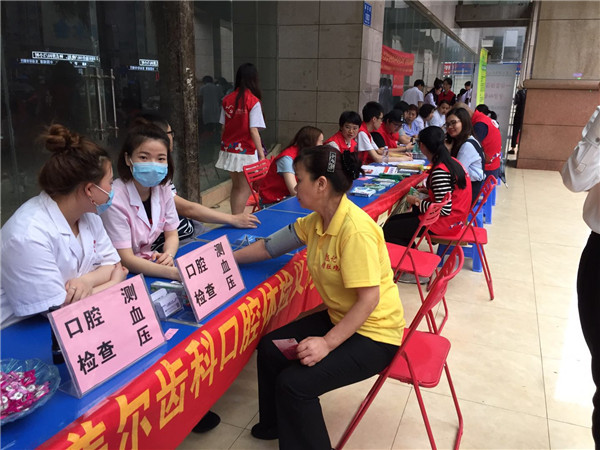 创建服务型社区 向西社区举行便民集市活动
